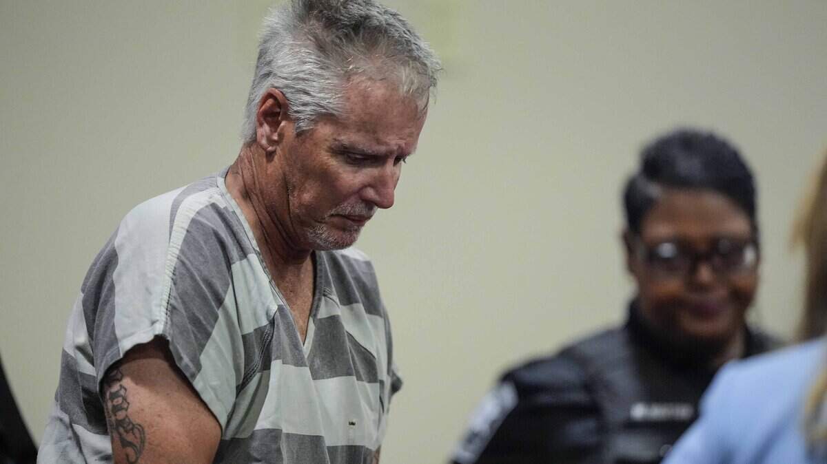 Colin Gray, de 54 años y padre del sospechoso del tiroteo en Apalachee High School, Colt Gray, de 14 años, ingresa al tribunal del condado de Barrow para su primera comparecencia, el 6 de septiembre de 2024, en Winder, Georgia.