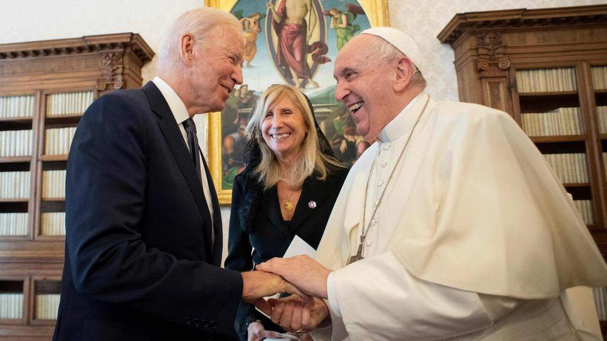 Esta foto tomada y distribuida por los medios de comunicación del Vaticano el 29 de octubre de 2021 muestra al Papa Francisco reuniéndose con el presidente de los Estados Unidos, Joe Biden, durante una audiencia privada en el Vaticano, antes de la próxima cumbre del G20 de líderes mundiales para discutir el cambio climático, covid-19. y la recuperación mundial pospandémica. VATICAN MEDIA / AFP/ Getty Images