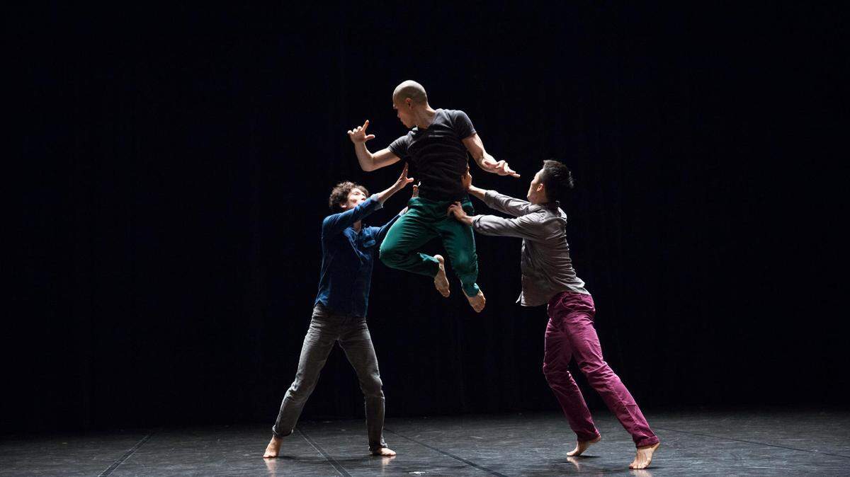 Los bailarines de Bereishit Dance Company en “Balance & Imbalance”, de Soon-ho Park. De izquierda a derecha: Kim Jong Shin, Doh Yun Seung y Kim Ju Yeong.
