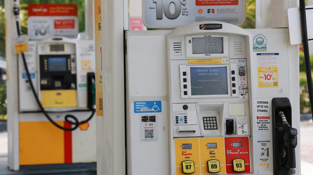 Los 4.1 millones de floridanos que se preparan para realizar un viaje por carretera en Thanksgiving deberían esperar pagar más en el surtidor de combustible que en 2023.