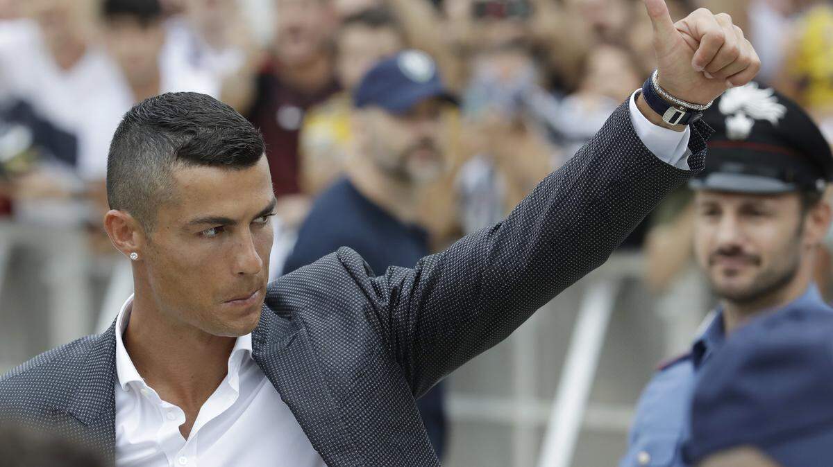 Cristiano Ronaldo saluda a los hinchas de Juventus, el 16 de mayo de 2018 en Turín, Italia.