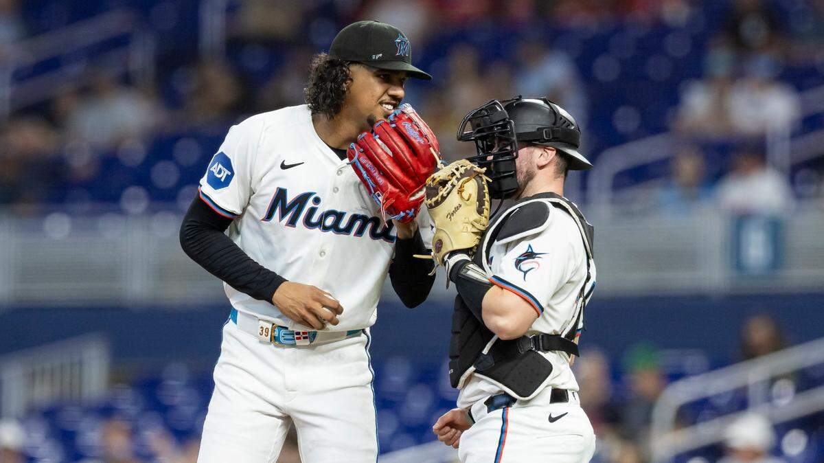 El abridor de los Marlins Eury Pérez habla con el receptor Liam Hicks en el tercer inning del partido ante los Mellizos de Minnesota, celebrado el jueves en Miami.