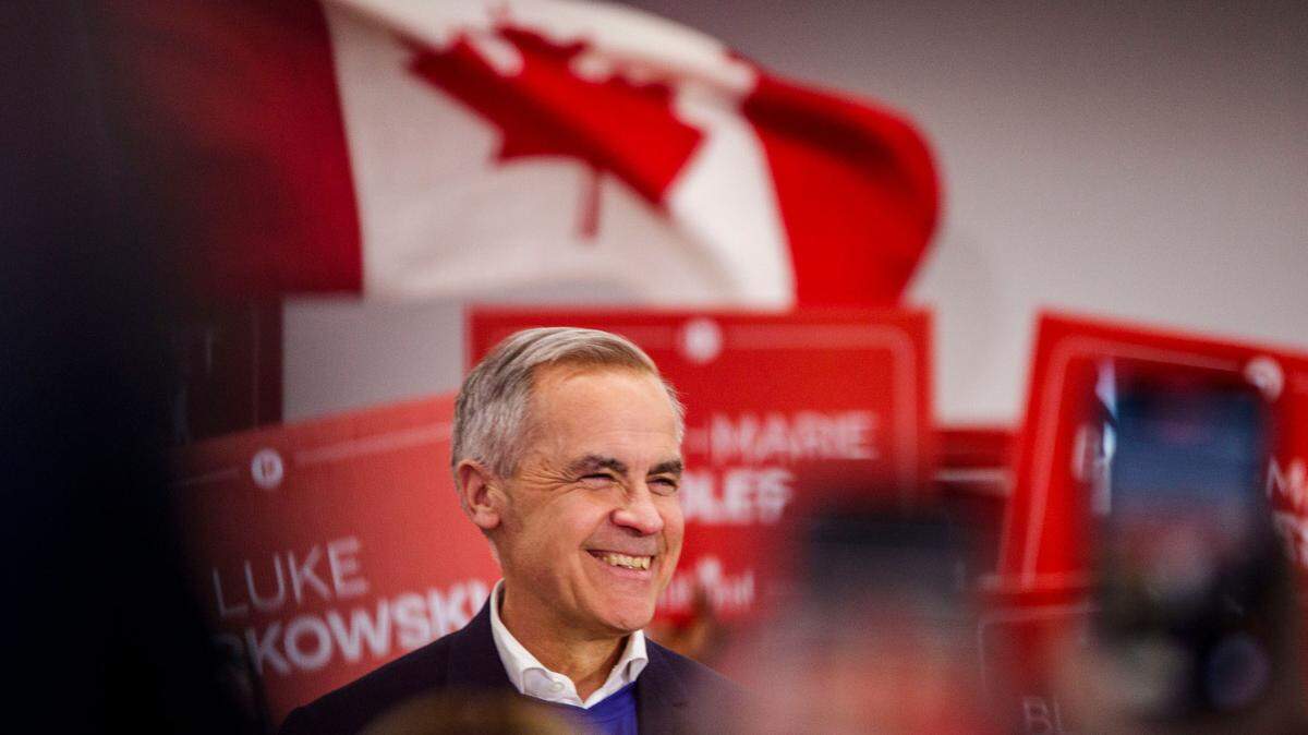 Mark Carney, primer ministro de Canadá y líder del Partido Liberal, da un discurso ante sus seguidores en Edmonton, durante el cierre de campaña el domingo, 27 de abril de 2025.