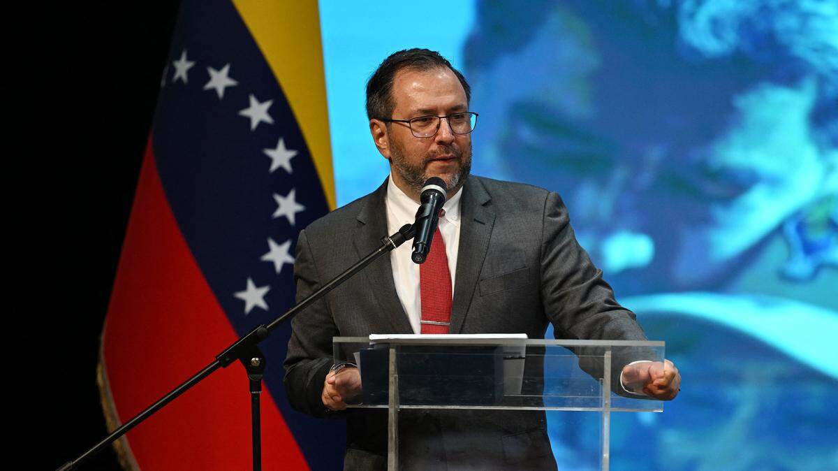El ministro de Relaciones Exteriores de Venezuela, Yván Gil Pinto, habla durante un foro organizado por la “Red de Abogados por la Liberación del Presidente Nicolás Maduro y la Primera Dama Cilia Flores” en el Teatro Teresa Carreño en Caracas el 16 de enero de 2026.