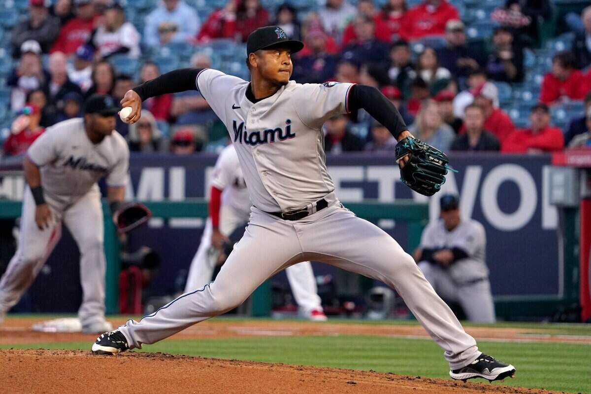 El abdridor de los Marlins Elieser Hernández trabajó cuatro entradas y permitió cuatro carreras a los Angelinos, en el partido celebrado el 11 de abril de 2002 en Los Angeles.
