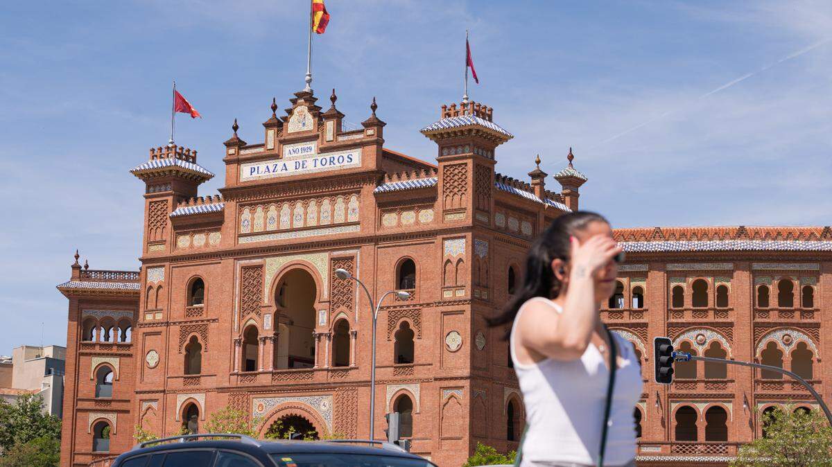 Una mujer pasea frente a la Plaza de Toros de la Ventas, a 24 de abril de 2023, en Madrid (España), considerada el mejor destino de Europa para vacaciones de verano en 2024.