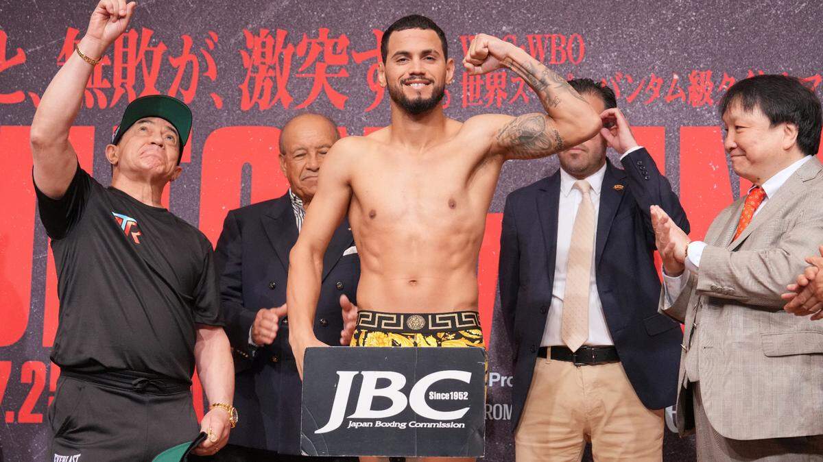El peleador cubano Robeisy Ramírez durante el pesaje para su pelea contra Satoshi Shimizu, el lunes 24 de julio de 2023 en Tokio, Japón.