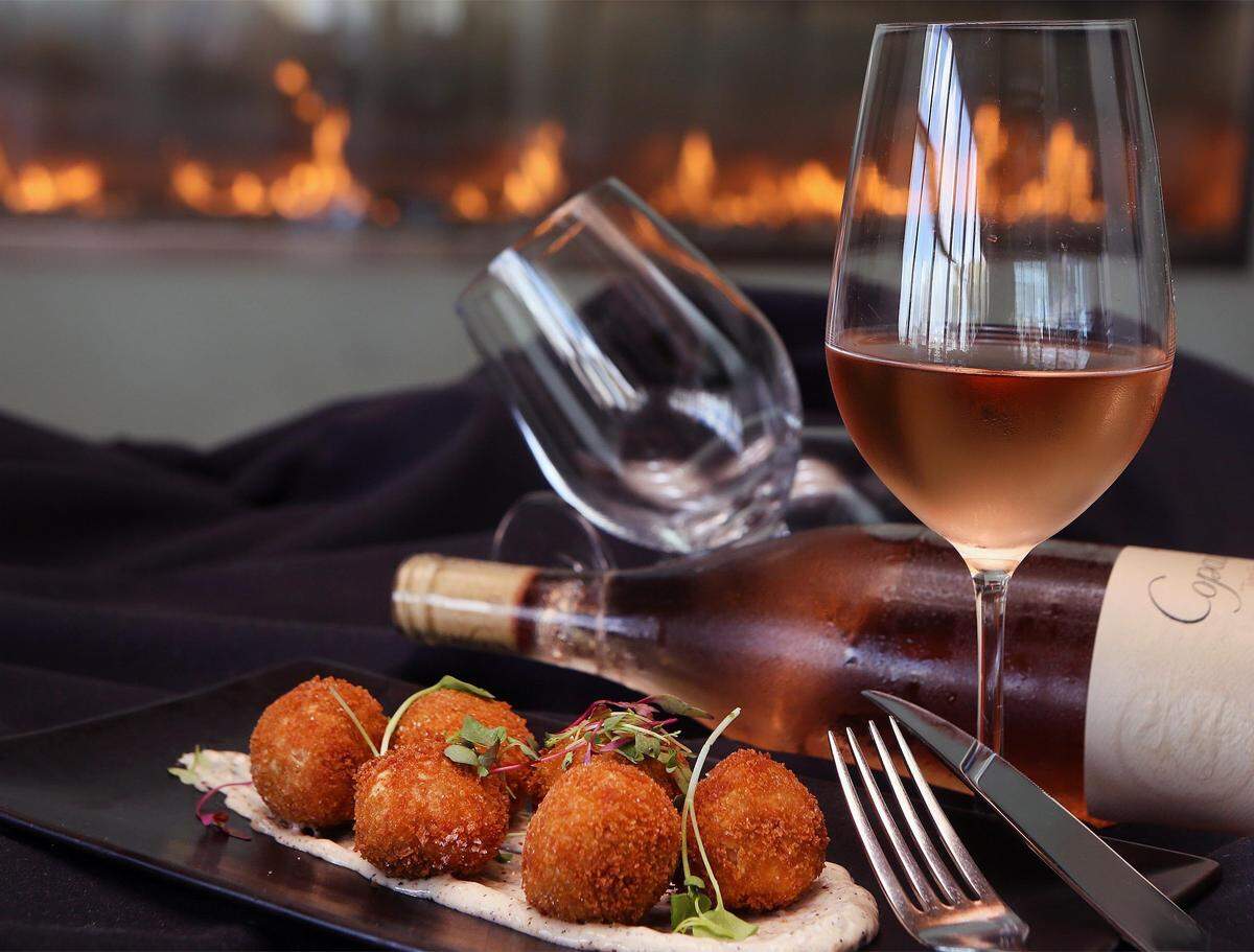 Restaurante Tuyo, una cena elegante y romántica con vista a la torre de la libertad y la Bahía de Biscayne.