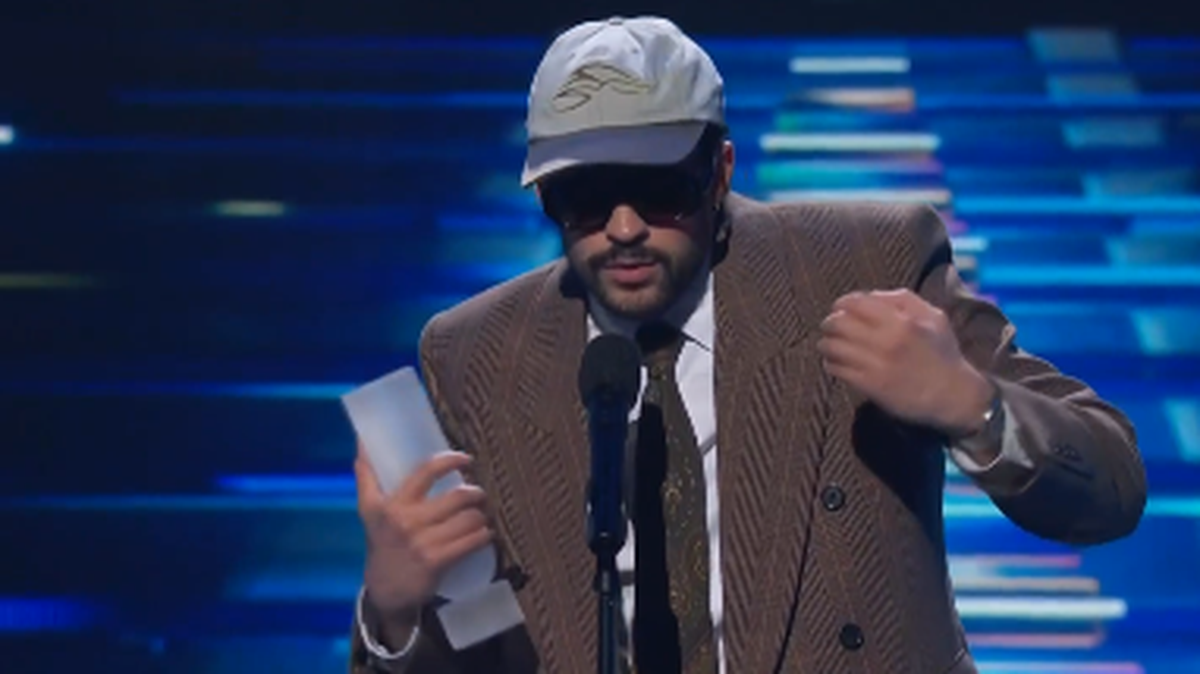 Bab Bunny se llevó a casa 11 galardones y recibió de manos de la icónica Rita Moreno el premio Billboard Top Latin Artist del siglo XXI durante la gala realizada el jueves 23 de octubre de 2025 en Miami.