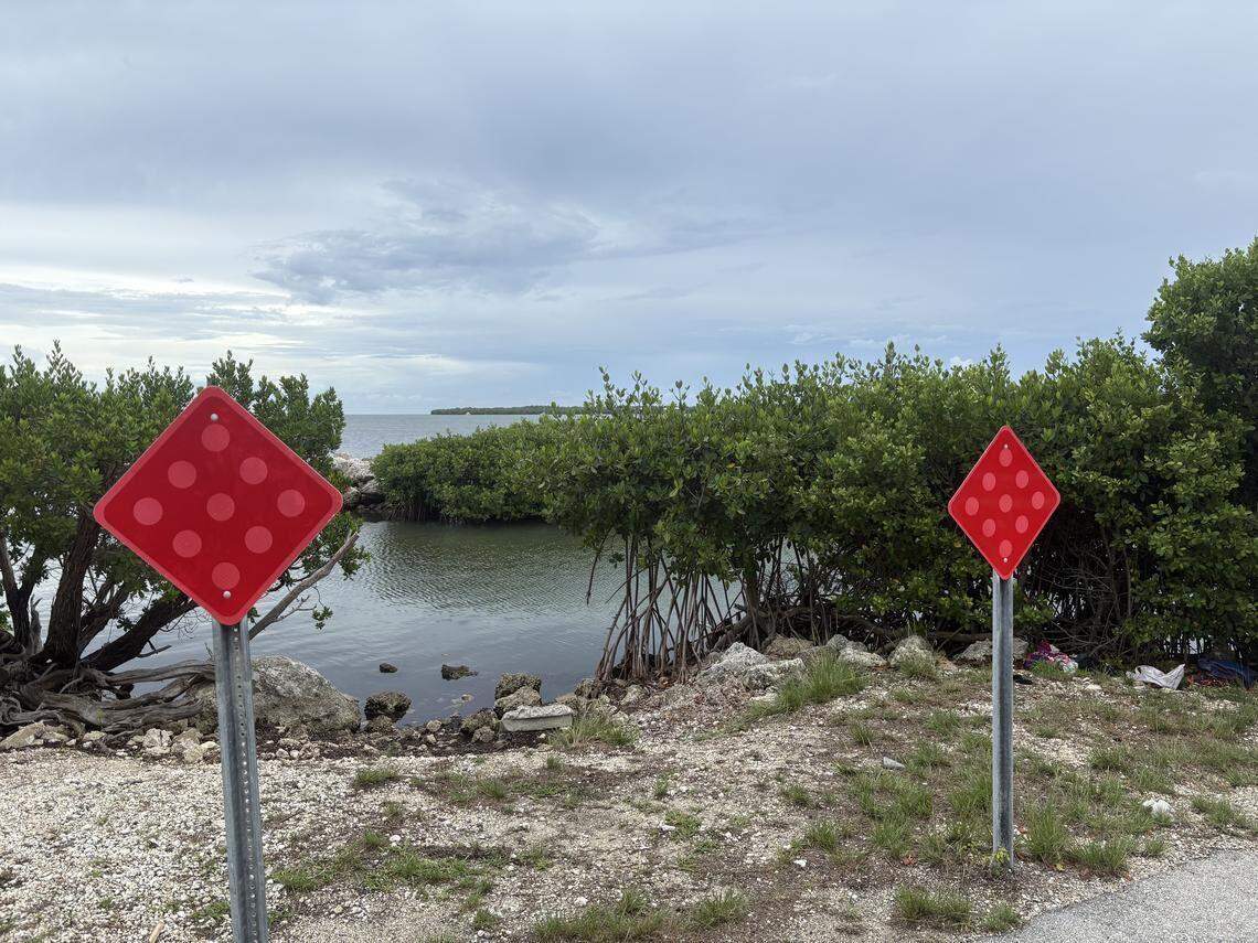 Zona donde se encontró la ropa mojada al final de la calle que desemboca al mar en Tavernier.