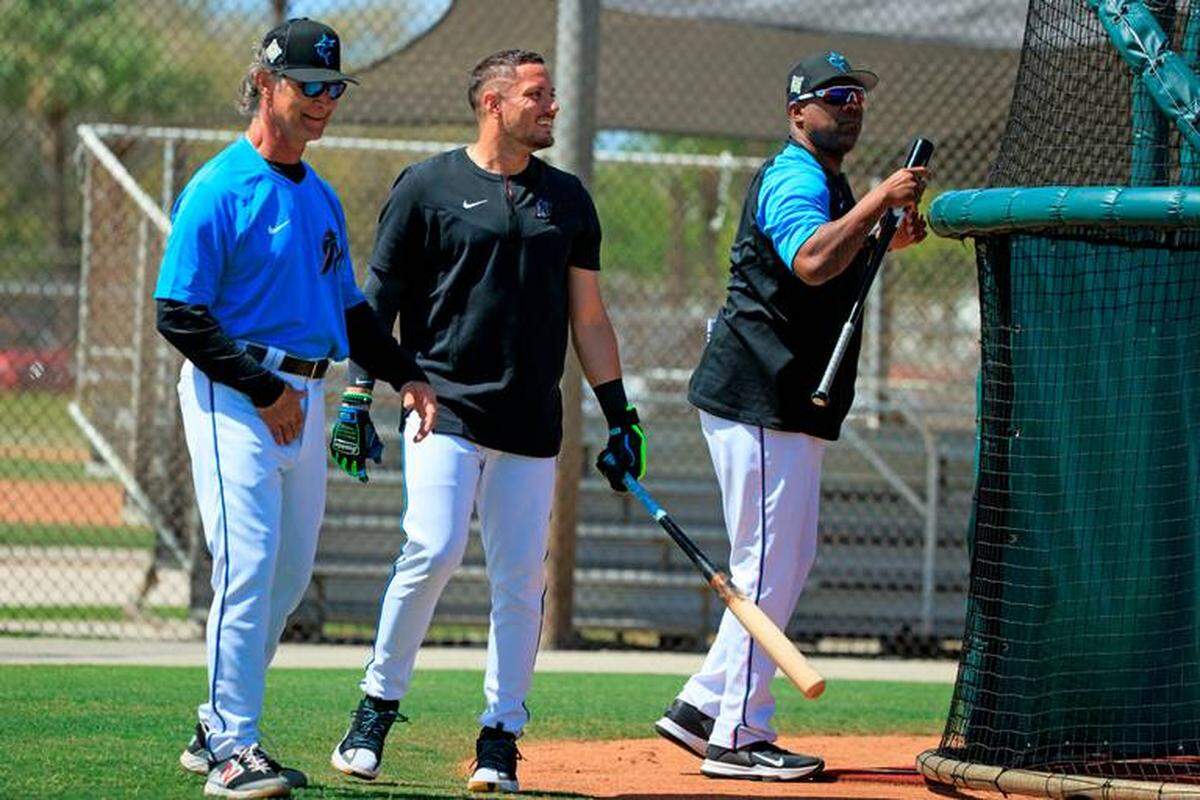 MIGUEL ROJAS y el manager Don Mattingly charlan durante el primer encuentro de spring training en Jupiter. Al lado el coach de bateo Marcus Thames.