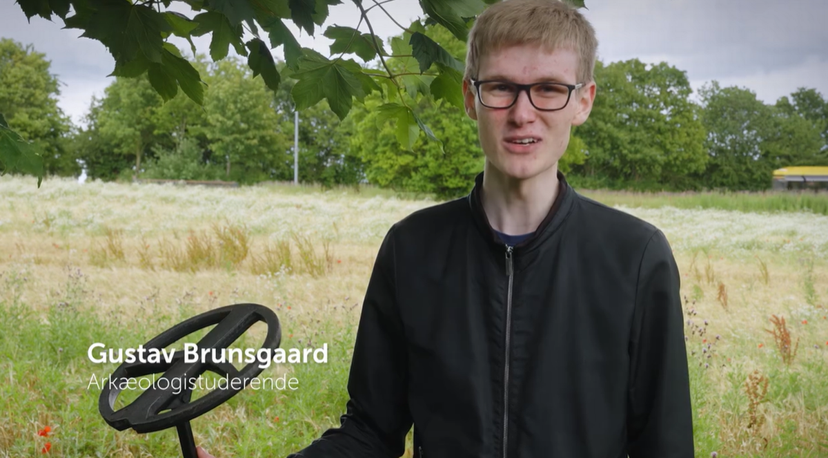 Gustav Bruunsgaard, de 22 años, estudiante de Arqueología llevó su educación fuera del aula cuando salió con su detector de metales y encontró en una granja en Dinamarca tesoros antiguos.
