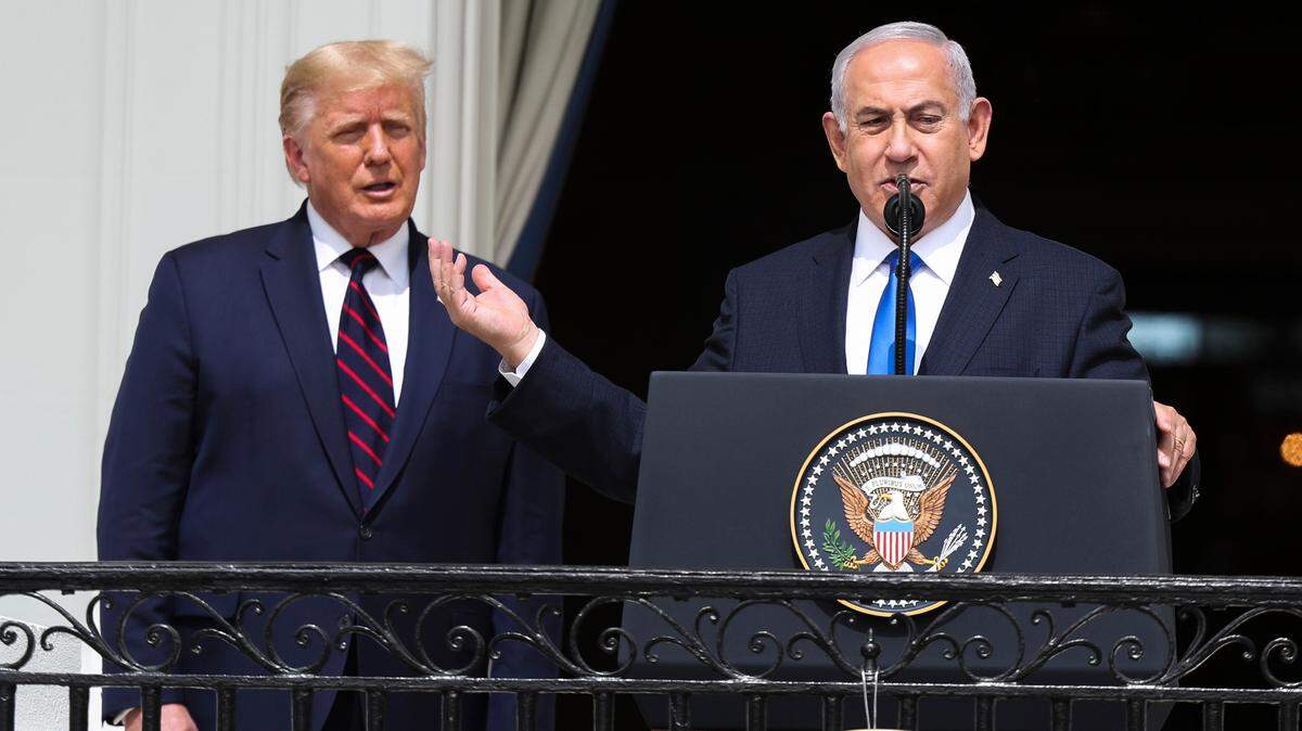 Foto de archivo. El primer ministro israelí, Benjamin Netanyahu (der.) habló el miércoles con el presidente electo estadounidense, Donald Trump, sobre la “amenaza iraní” y celebró la victoria del republicano como “un potente y renovado compromiso en la gran alianza” entre los dos países.