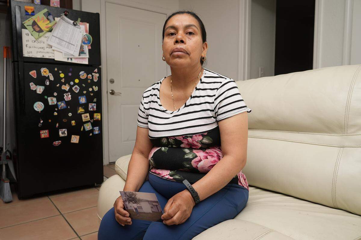 María José González, de Wimauma, Florida, sostiene una fotografía de su esposo, José Antonio Segismundo, quien estuvo detenido durante más de siete meses bajo custodia del ICE en Florida y Georgia antes de ser deportado a México. Los registros médicos muestran que fue arrestado aproximadamente cinco semanas antes de una cita programada con un especialista para tratar su cáncer abdominal. 