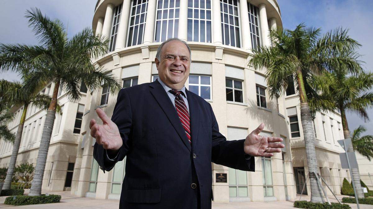 El alcalde de Doral, JC Bermúdez, a la entrada del ayuntamiento de la ciudad en diciembre de 2016.