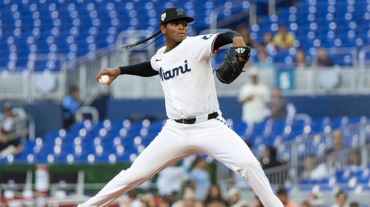 El derecho dominicano de los Marlins Edward Cabrera lanza en el primer inning del partido contra los Gigantes de San Francisco, celebrado el 15 de abril de 2024 en Miami.