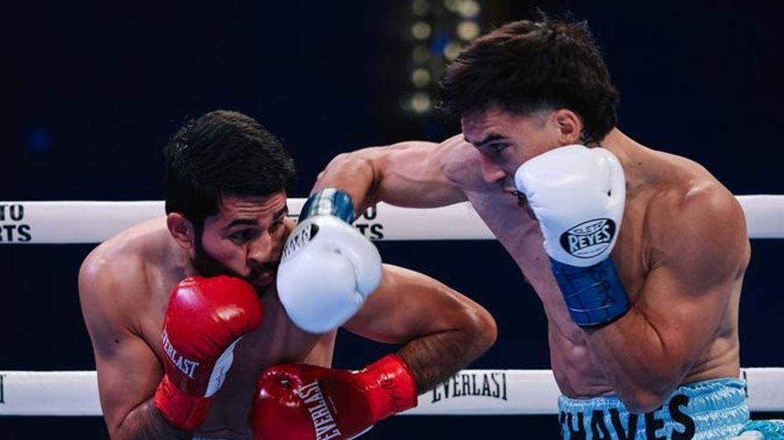 El argentino Alan Chaves (der.) deslumbró en su debut en Estados Unidos y ya apunta a lo más alto del peso ligero, luego de un tremendo nocaut en velada de Matchroom Boxing en Las Vegas. 