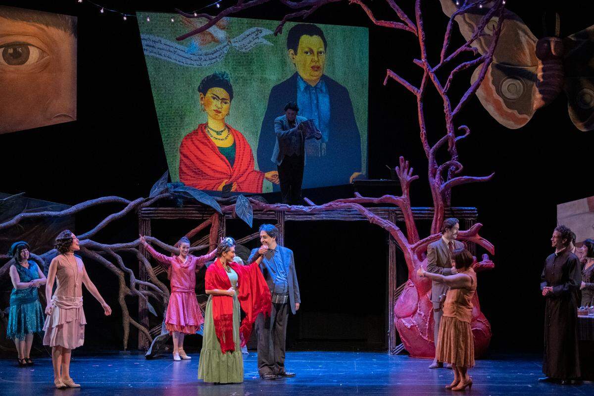 Estreno en el Miramar Cultural Center de la ópera ‘Frida’, del compositor Robert Xavier Rodríguez, con libreto de Hilary Belcher y monólogos de Migdalia Cruz. Esta puesta de la Florida Grand Opera (FGO) original del Michigan Opera Theatre ostenta a los mismos cantantes en los roles principales de Frida Kahlo y Diego Rivera, Catalina Cuervo y Ricardo Herrera.