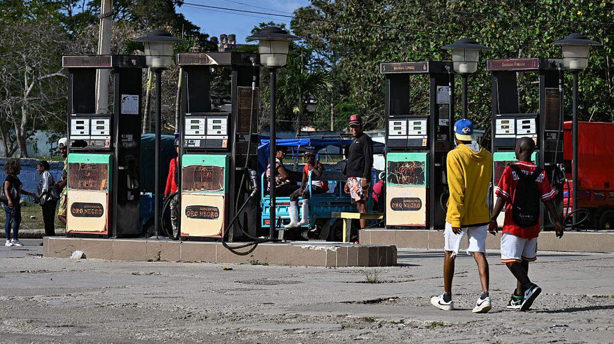 Imagen de archivo de una gasolinera estatal cerrada por falta de combustible en La Habana, Cuba, el martes 24 de marzo de 2026.