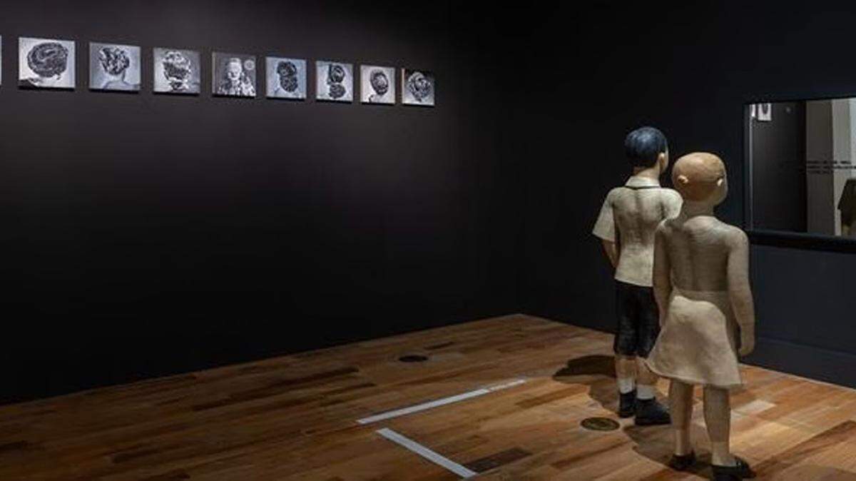 Foto de sala. En el primer plano, la imagen la obra “Mirror Mirror,” 2016, al fondo “I Could Have Loved You Better in the Dark, 2025. Ambas pieza forman parte de la exhibición actual del artista Rubén Torres Llorca “Books are Burning”. 