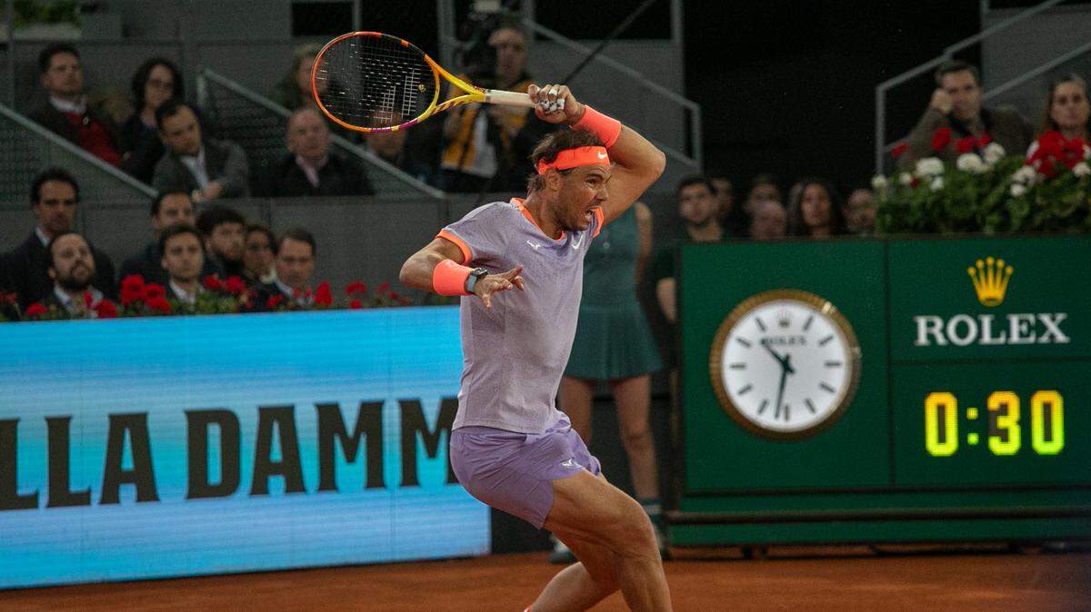 Rafael Nadal devuelve una pelota en el partido contra el checo Jiri Lehecka en el Masters 1,000 de Madrid, celebrado el 30 de abril de 2024 en la capital española.