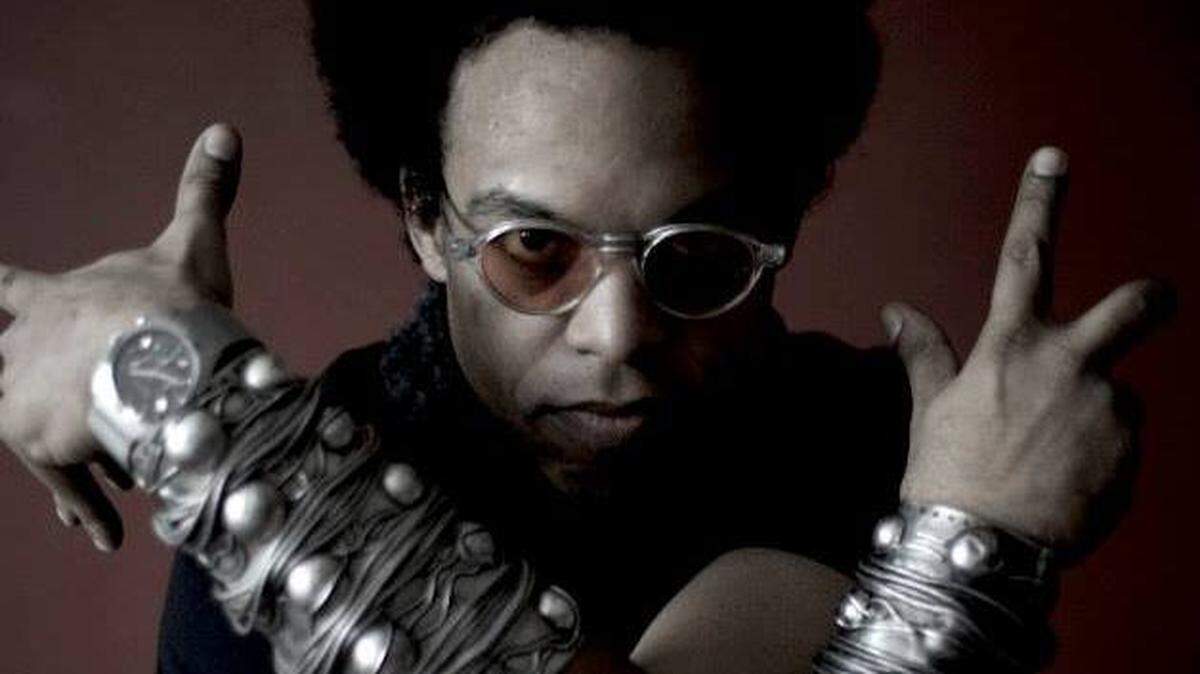 El sábado, de 9:30 p.m. a 10:30 p.m. se llevará a cabo la actuación del DJ ELEW, artista revolucionario que combina una habilidad virtuosa en el piano de cola con una apertura sin precedentes al pop moderno y la música rock.
