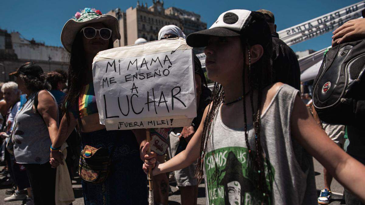 Dos mujeres sostienen un cartel durante una protesta de varios sindicatos a las reformas económicas y laborales del presidente Javier Milei, en Buenos Aires, el miércoles 24 de enero de 2024.