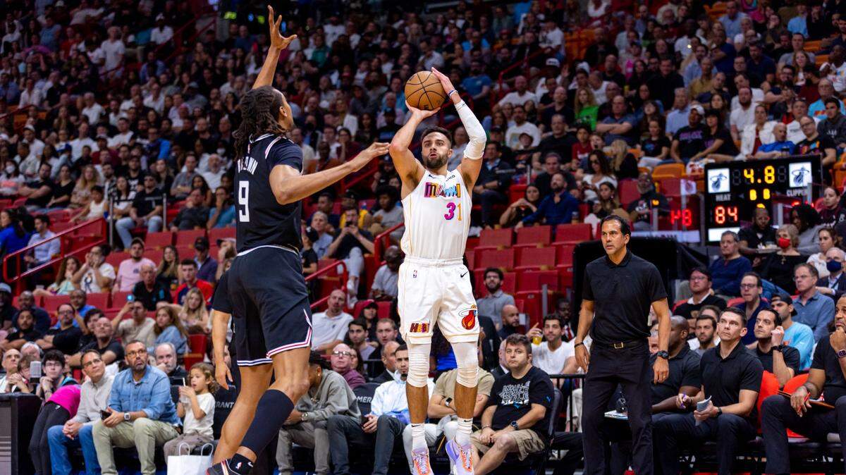 El jugador del Heat Max Strus (31) realiza un disparo de tres puntos ante la marca de Moses Brown, de los Clippers de Los Angeles, en el partido celebrado el 8 de diciembre de 2022 en Miami.