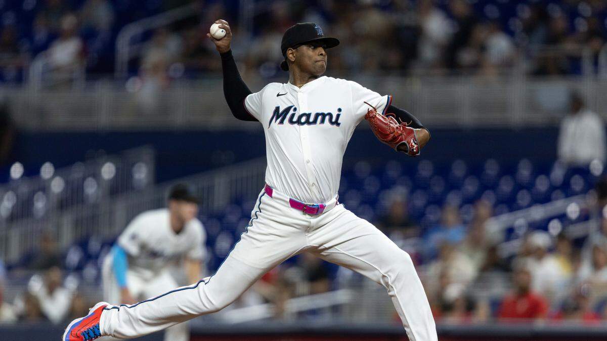 El abridor de los Marlins Edward Cabrera lanza en el segundo inning del partido ante los Cardenales de San Luis, en el partido celebrado el 20 de agosto de 2025 en Miami.