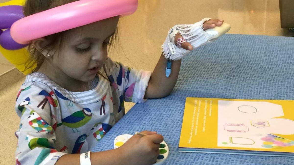 Julia Espinosa es una ciudadana estadounidense de 11 años que necesita atención de alta tecnología y tres trasplantes debido a un raro defecto de nacimiento.