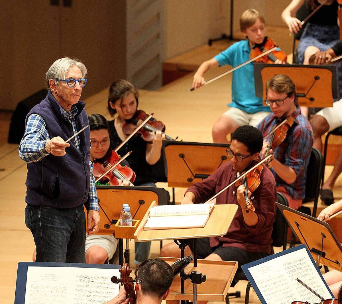Michael Tilson Thomas, cofundador y director artístico de la New World Symphony, dirige a los estudiantes durante un ensayo. La sinfonía está participando en un nuevo programa de artes en las escuelas de Miami Beach.