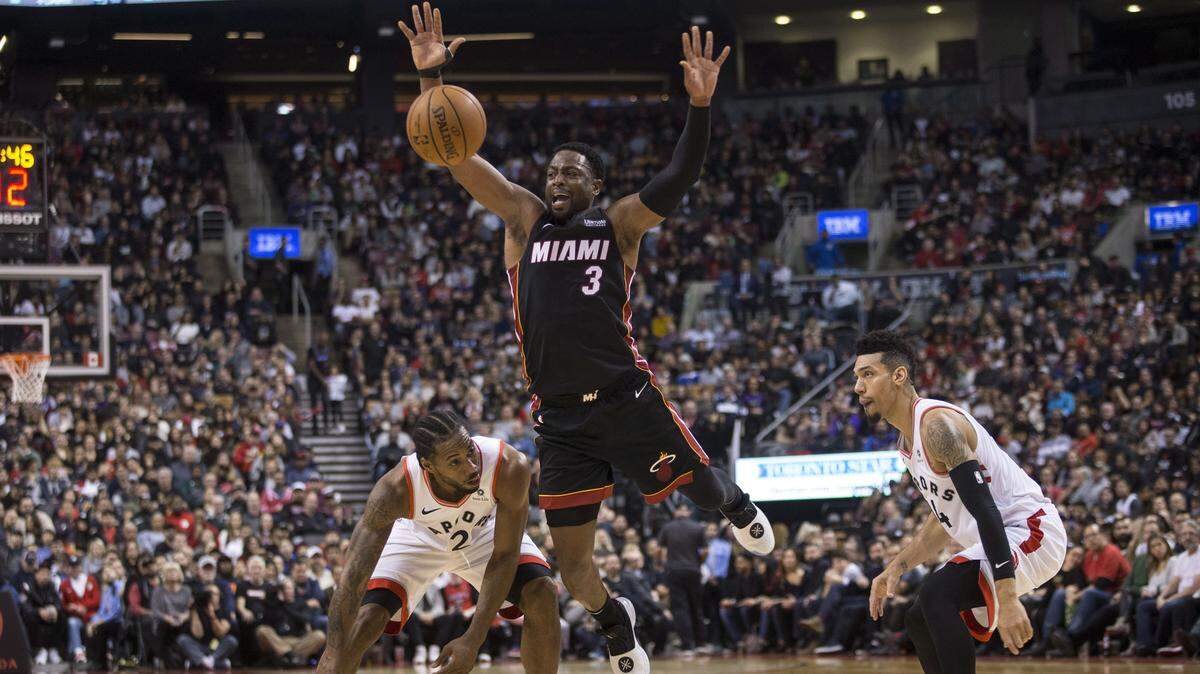 Dwyane Wade (centro) anotó 35 puntos ante los Raptors el domingo, en lo que fue su mejor actuación en la campaña.