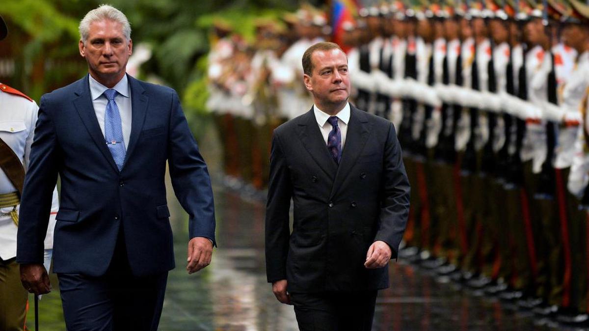 EN EL 2019, Miguel Díaz-Canel y el primer ministro ruso, Dmitry Medvedev pasan guardia durante una ceremonia de bienvenida en el Palacio de la Revolución en La Habana.