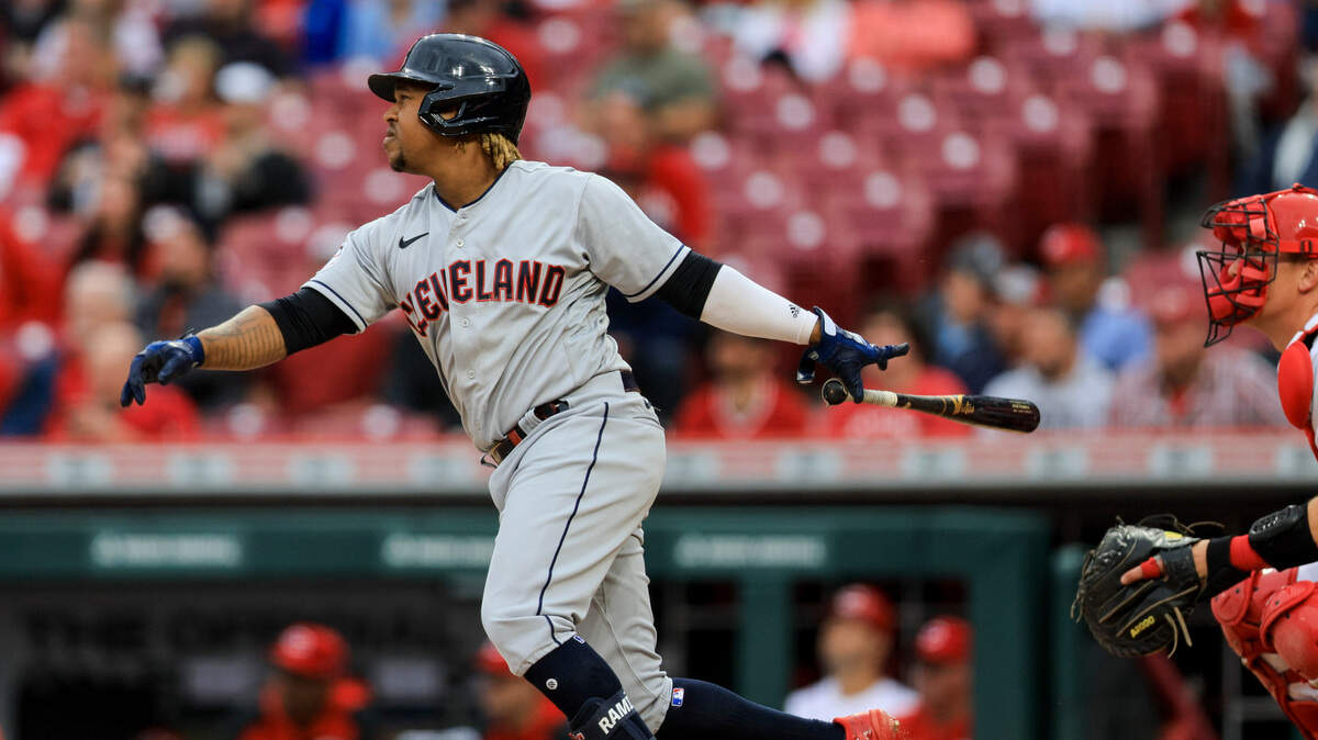 El dominicano José Ramirez, de los Guardianes de Cleveland, observa su jonrón de dos carreras en la cuarta entrada del juego ante los Rojos de Cincinnati, el miércoles 13 de abril del 2022.