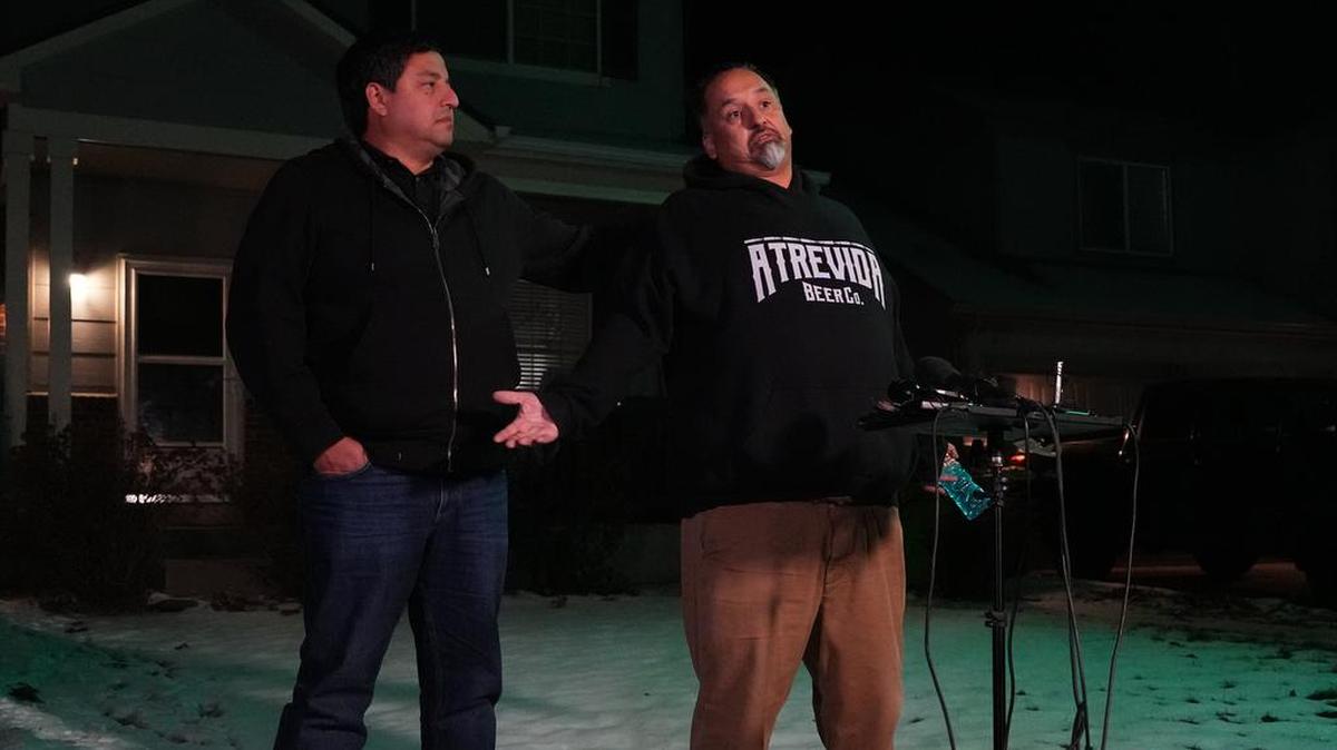 Richard Fierro, a la izquierda, habla con su hermano Ed Fierro para que lo apoye en su casa durante una conferencia de prensa sobre sus esfuerzos para someter al pistolero en el tiroteo del club nocturno Club Q el lunes 21 de noviembre de 2022 en Colorado Springs, Colorado. (Foto AP/Jack Dempsey)