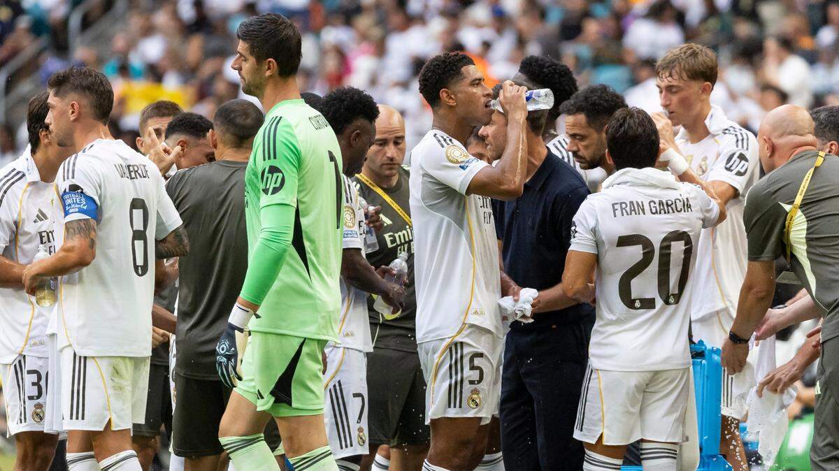 Los jugadores del Real Madrid se hidratan en el partido ante Juventus, en los octavos de final del Mundial de Clubes celebrado el 1ro de julio de 2025 en el Hard Rock Stadium en Miami Gardens, Florida.
