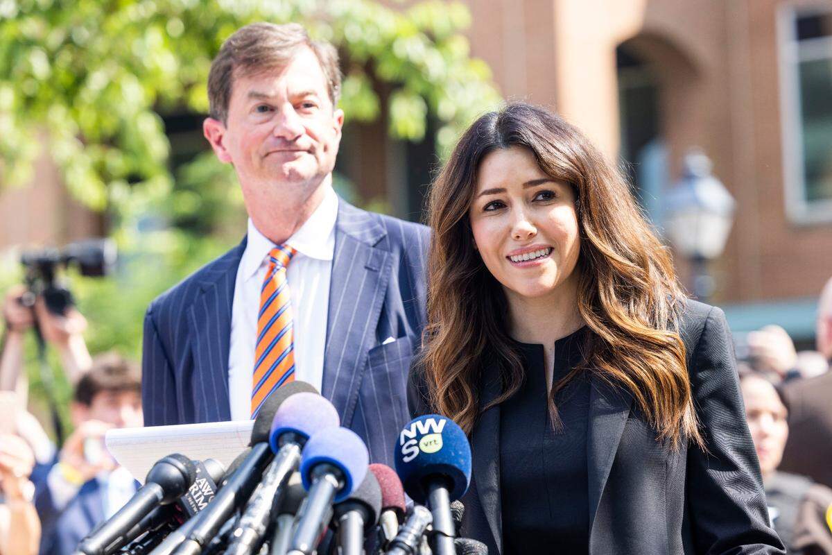 Camille Vasquez y su compañero Ben Chew, abogados de Johnny Depp, hablan ante los periodistas.