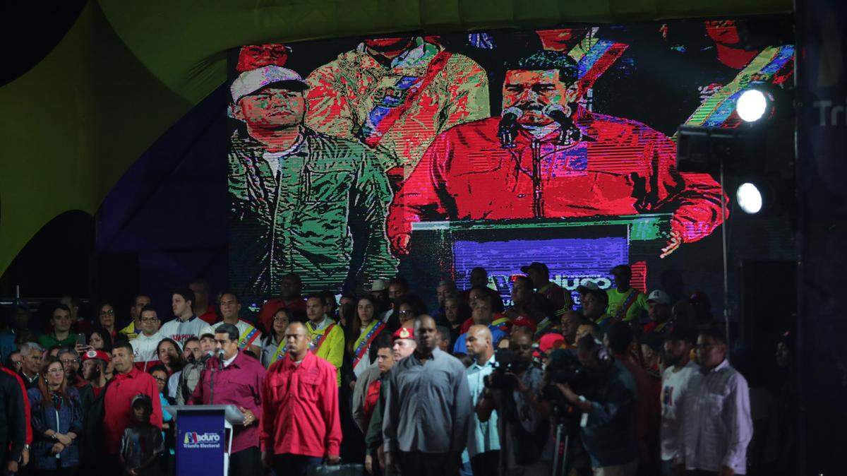 El gobernante venezolano Nicolás Maduro saluda desde el Palacio de Miraflores en Caracas, Venezuela, el 20 de mayo del 2018.