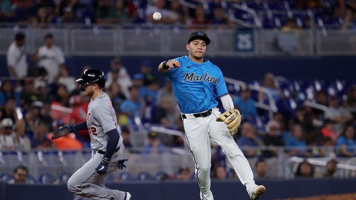 El joven pelotero venezolano de los Marlins Javier Sanoja fue anunciado como ganador del Guante de Oro de Rawlings en la categoría de utility de la Liga Nacional.
