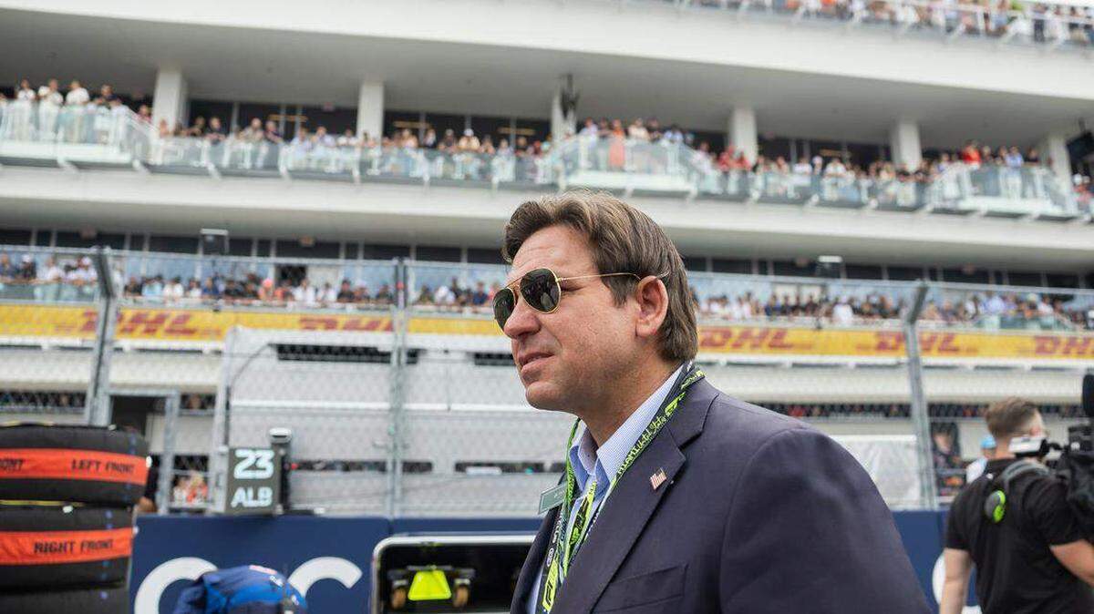 El gobernador de la Florida, Ron DeSantis, recorre la parrilla de salida antes del Gran Premio de Fórmula 1 de Miami en el Autódromo Internacional de Miami el domingo 4 de mayo de 2025 en Miami Gardens, Florida.