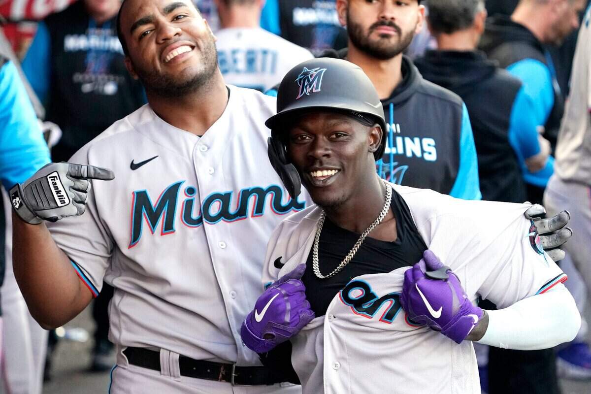 El segunda base de los Marlins Jazz Chisholm Jr celebra tras pegar un jonrón en el séptimo inning del partido ante los Angelinos, el 12 de abril de 2022 en Los Angeles.