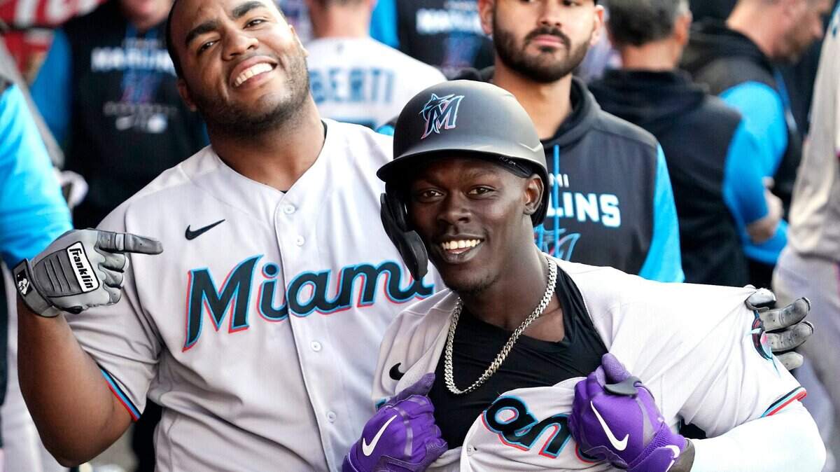 El segunda base de los Marlins Jazz Chisholm Jr celebra tras pegar un jonrón en el séptimo inning del partido ante los Angelinos, el 12 de abril de 2022 en Los Angeles.