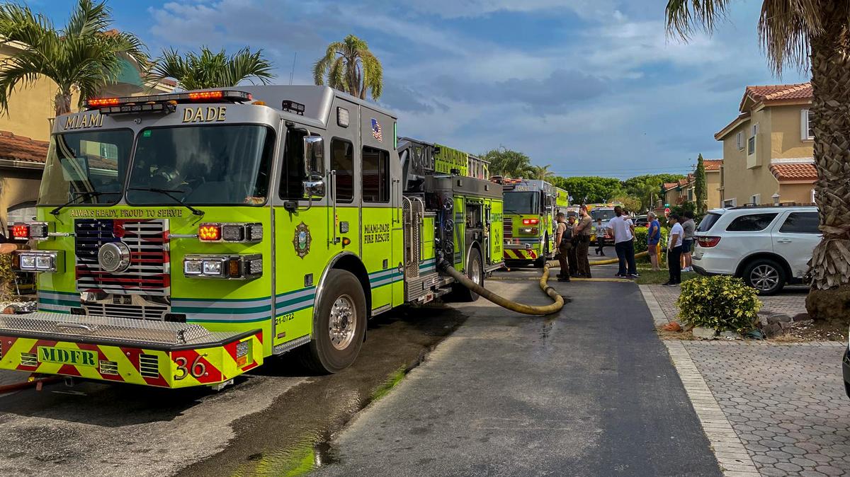 Unidades de los bomberos de Miami-Dade en un incendio el 21 de mayo de 2024 en la cuadra 7000 de SW 158 Ct