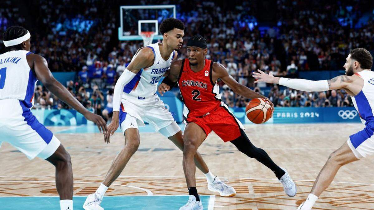 El plato fuerte de la jornada será el partido entre el Thunder y los Spurs donde se verán las caras otra vez Shai Gilgeous-Alexander (der.) y Victor Wembanyama (centro). 
 