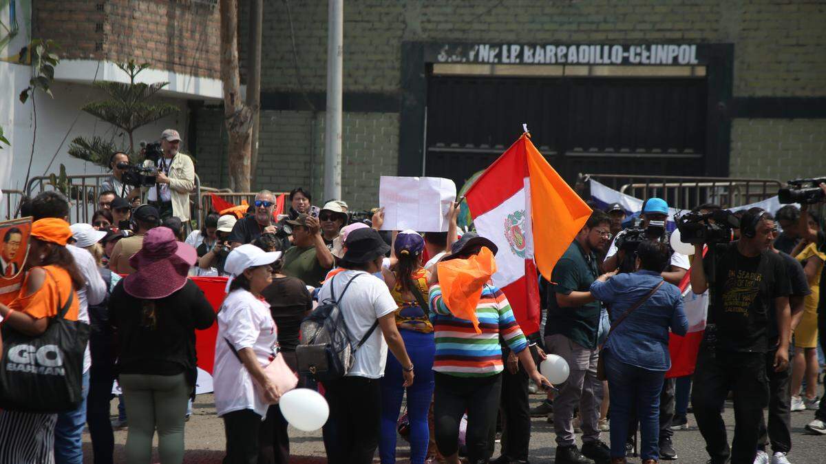 Partidarios de Alberto Fujimori esperan fuera de la prisión de Barbadillo la liberación del expresidente peruano, el 6 de diciembre de 2023 en Lima.