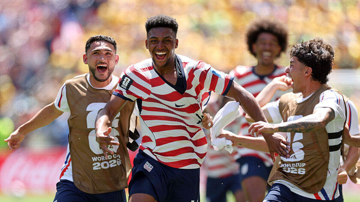 El jugador de Estados Unidos Alex Freeman (#16) celebra con sus compañeros tras marcar el segundo gol de su equipo ante Australia, en el partido del Grupo D de la Copa Mundial de la FIFA, efectuado el 19 de junio de 2026 en Seattle.