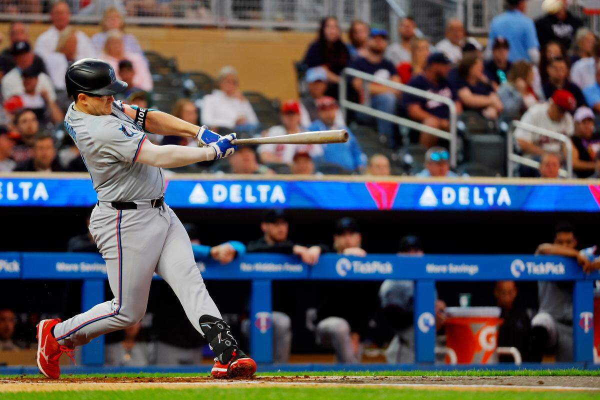 El bateador designado de los Marlins de Miami Jonah Bride batea un jonrón en el segundo inning del partido ante los Mellizos, celebrado el 24 de septiembre de 2024 en el Target Field de Minneápolis, Minnesota.