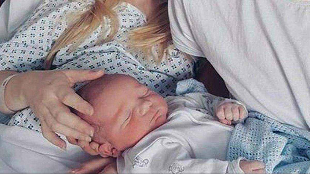 Chris Gard y Connie Yates junto a su hijo Charlie