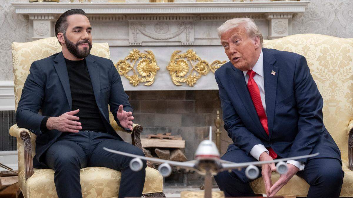 El presidente de Estados Unidos, Donald Trump, recibe al mandatario de El Salvador, Nayib Bukele, en la Oficina Oval de la Casa Blanca, en Washington, DC, el lunes 14 de abril de 2025.
