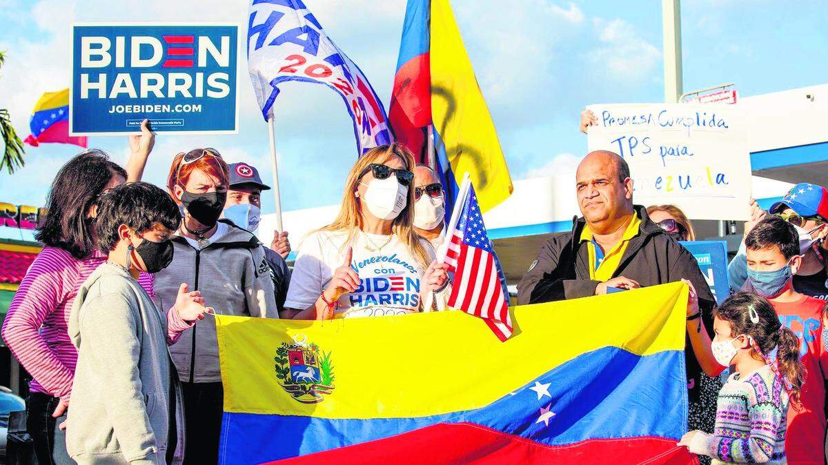 Foto de archivo de un grupo de venezolanos celebrando la aprobación del Estatus de Protección Temporal para los ciudadanos de ese país que viven en Estados Unidos en El Arepazo, en Doral, el 9 de marzo de 2021.